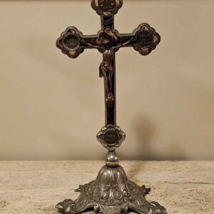 Crucifijo de altar en cobre y bronce.