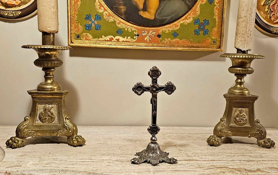 Crucifijo de altar en cobre y bronce. - Image 2